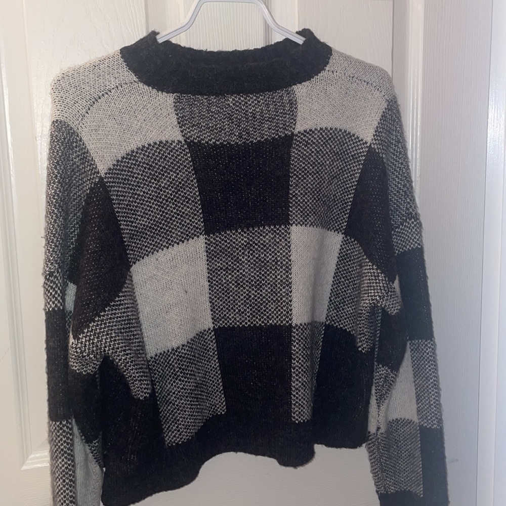 Forever 21 Sweater!🖤🤍 Size Small (Fits Oversized And A Little Cropped) - Picture 2 of 2